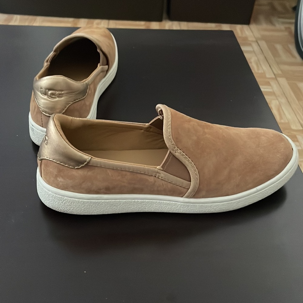 UGG Cas Tan Beige slip-on sneaker